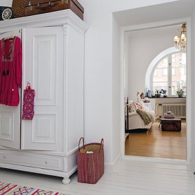 drabužių spinta su pakabinamomis durimis į prieškambario nuotraukų dizainą