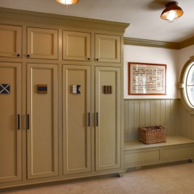 armoire avec portes battantes sur la photo de conception du couloir